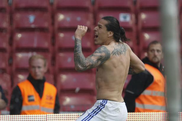 FCK's Frederico Santander smed trøjen efter sin scoring til 2-1. Målet skulle vise sig at blive afgørende, da kampen endte 3-1. 