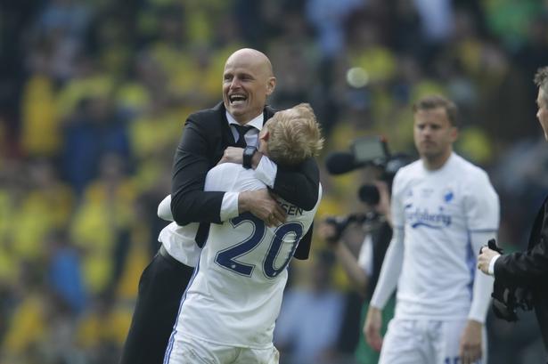 Cheftræner Ståle Solbakken jubler med spillerne ved scoringen til 3-1. 