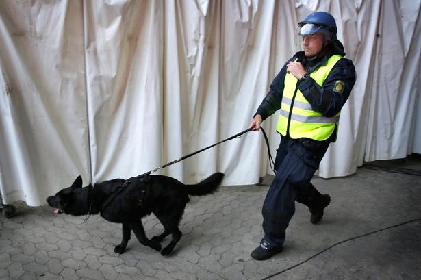 Politiet er massivt til stede før, under og efter kampen, også med hunde. 