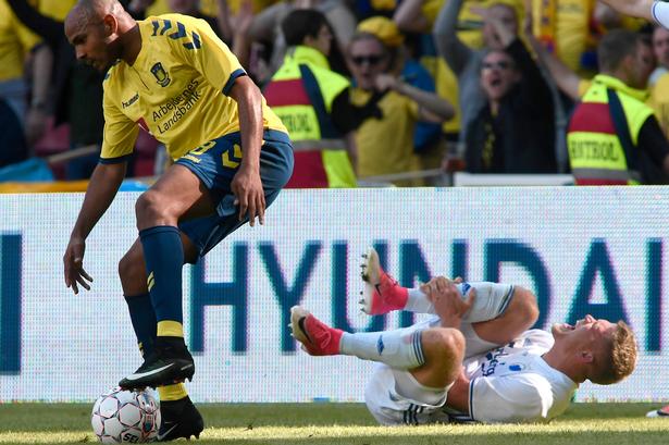 Finalen bød på mange hårde nærkampe, her mellem Brøndbys Rudolph Austin har sparket FCKs Andreas Cornelius. 
