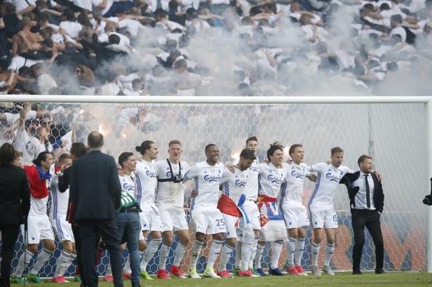 Jublende FCK-spillere efter kampen. 