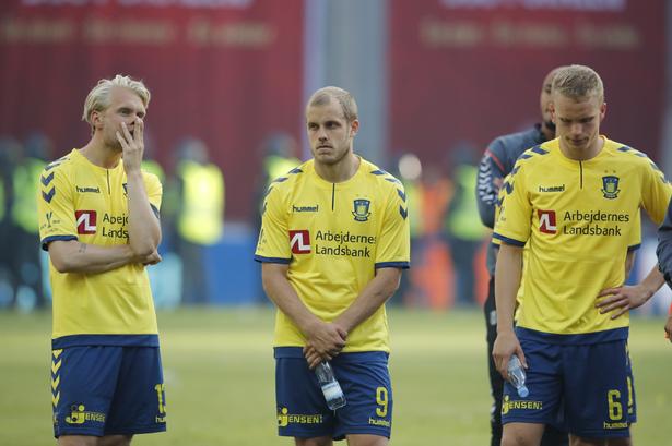 Slukørede Brøndby-spillere efter slutfløjtet. 