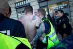 Politiet har mandsopdækket de mange fodboldfans hele dagen. Her ses betjente i aktion ved en anholdelse af Brøndby-tilhængere nær Ryparken Station på Østerbro i kølvandet på foldboldkampen mellem FCK og BIF. 