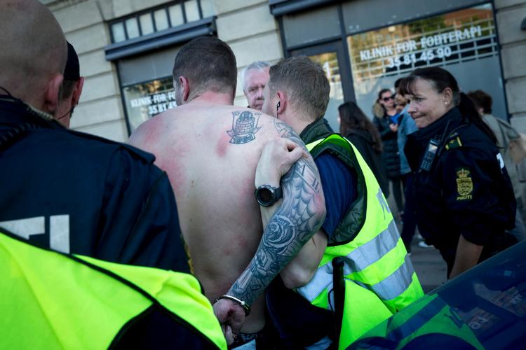 Politiet har mandsopdækket de mange fodboldfans hele dagen. Her ses betjente i aktion ved en anholdelse af Brøndby-tilhængere nær Ryparken Station på Østerbro i kølvandet på foldboldkampen mellem FCK og BIF. 