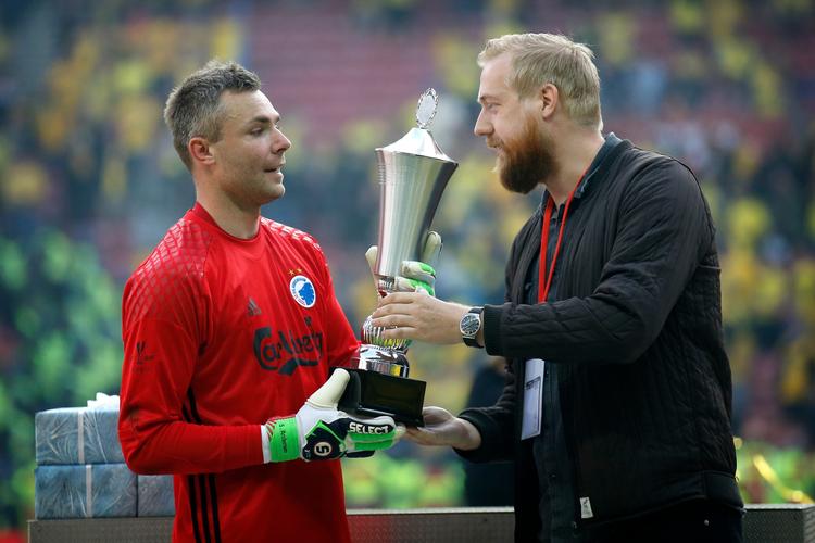 De fremmødte journalister kårede FCK-målmand som Årets Pokalfighter - her får han hæderen overrakt af Årets Sportsjournalist, Jeppe Laursen Brock, fra Politiken.  