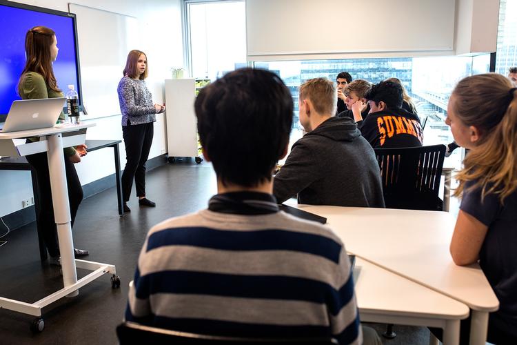 I Holland er forstand på penge på skoleskemaet, men der i Danmark er tilbud iom undervisning i renters rente, lån, kassekredit og andre af de svære pengebegreber. Her er der pengeuge i en 8. klasse på Ørestad Skole.  