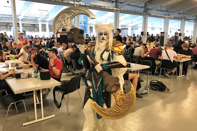 Cosplay til Magic: The Gathering Grand Prix i Bella Centret i København. Kvinden på billedet er klædt ud som katten Ajani Goldmane - en helt fra Magic-universet. Foto: Christian Nobel 