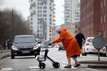 En rollator er et udmærket hjælpemiddel for svagtseende til udendørs færdsel. Foto: Finn Frandsen/POLFOTO
