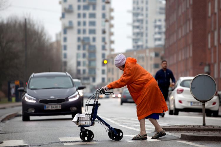 En rollator er et udmærket hjælpemiddel for svagtseende til udendørs færdsel. Foto: Finn Frandsen/POLFOTO