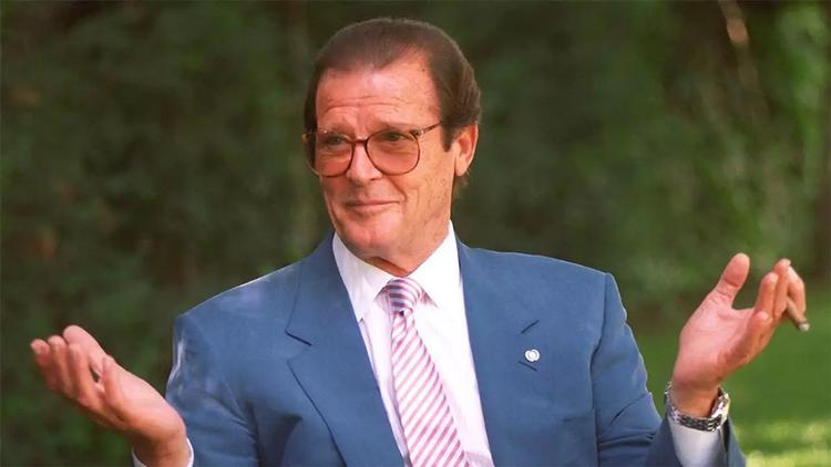 Roger Moore døde i den forløbne uge. Det fik naturligvis fans over hele verden til at reagere med kondolencer på sociale medier, men én bestemt historie om den tidligere Bond-stjerne fik hele nettet til at smlle midt i sorgen 