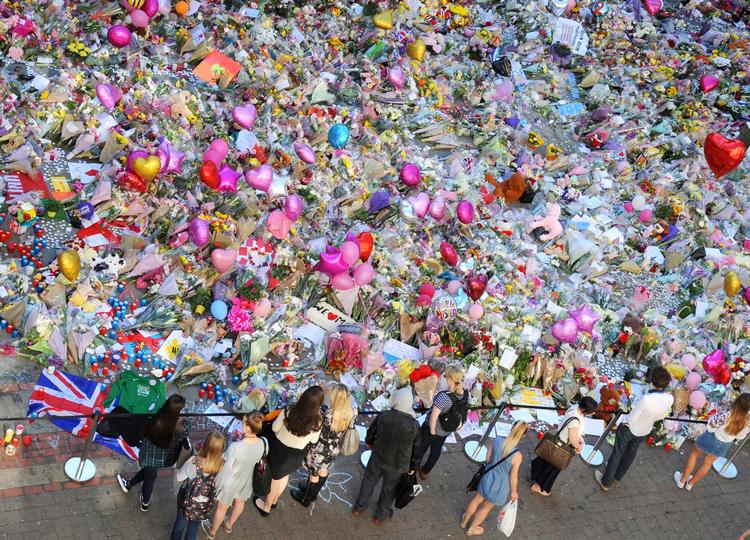 St. Ann's Square i Manchester er et blomsterhav. 22 personer mistede livet ved mandagens terrorangreb i Manchester. 