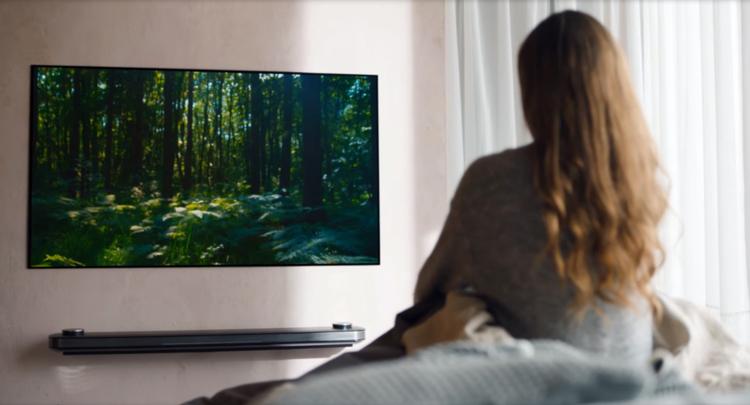 LG har deres egne OLED-fabrikker og er derfor en af frontløberne, når det gælder OLED-tv. Firmaet påstår, at det er ligesom at kigge ud ad vinduet, når man ser på deres OLED-skærme i 4K-opløsning  