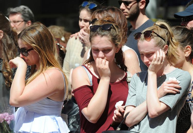 St. Ann's Square i Manchester i dag. det er her byens borgere og andre tilrejsende lægger blomster for at mindes de 22, der mistede livet ved terrorangrebet i Manchester mandag aften.  