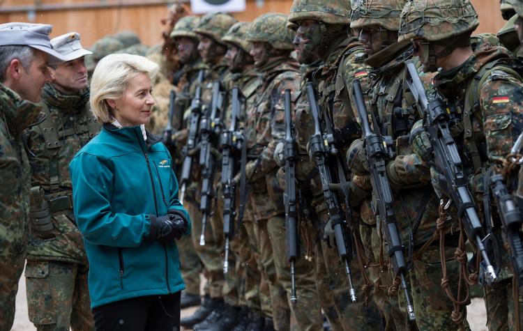 Militære ledere kræver, at den tyske forsvarsminister, Ursula von der Leyen, går af på grund af hendes håndtering af en sag om højreradikale grupper i det tyske militær.  