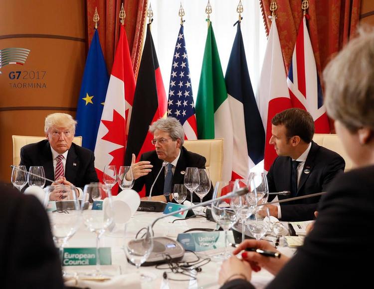 USA's Donald Trump, Italiens Paolo Gentiloni, Frankrigs Emmanuel Macron og Storbritanniens Theresa May debuterer alle som statsledere rundt om G7-bordet, der repræsenterer verdens syv største økonomier. Trods pres fra de seks andre ledere, er Trump fortsat imod klimaaftalen fra Paris 2015, men gruppen blev enig om styrket indsats mod terror samt ekstremisme på sociale medier. 