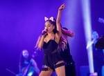 Den amerikanske sangerinde Ariana Grande gav mandag aften koncert for omkring 21.000 i Manchester Arena. Umiddelbart efter koncerten blev en bombe bragt til sprængning i arenaen foyer. 22 mistede livet. Nu melder Grande sig klar til en ny koncert i den terrorramte by. 