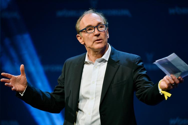 Tim Berners-Lee, opfinderen af Itnernettet - »Ikke overraskende er det mere sandsynligt, at man er offline, hvis man er kvinde, fattig, lever i et landområde eller i et lavindkomstland...« Walter Bieri/AP