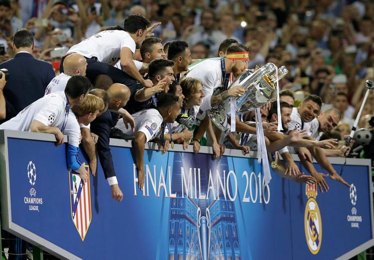 Sidste år vandt Real Madrid Champions League, og holdet er i finalen igen i år. Kampen mod Juventus i Cardiff skal spilles under tag. 