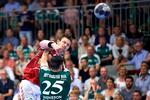 Den nye Paris-spiller, nordmanden Sander Sagosen, sender bolden over Skjerns Daniel Svensson. Sagosens klubskifte får Aalborg Håndbold til at kigge sig om efter yderligere forstærkninger.  