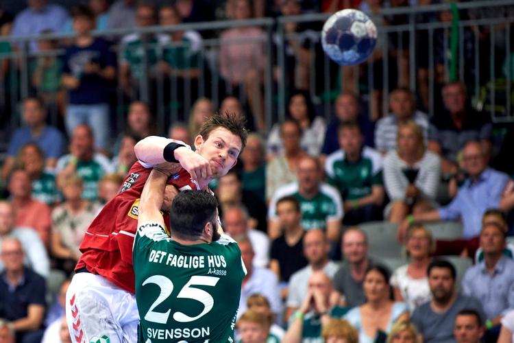 Den nye Paris-spiller, nordmanden Sander Sagosen, sender bolden over Skjerns Daniel Svensson. Sagosens klubskifte får Aalborg Håndbold til at kigge sig om efter yderligere forstærkninger.  