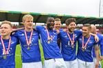 Glade Lyngby-spillere med bronzemedaljerne om halsen. 