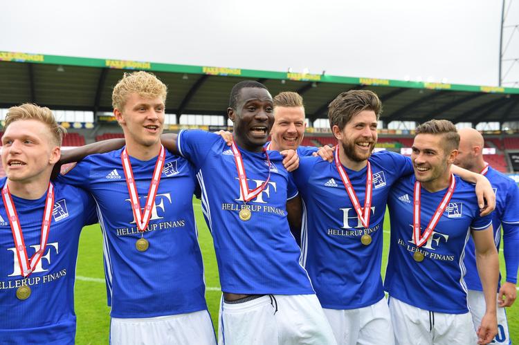 Glade Lyngby-spillere med bronzemedaljerne om halsen. 