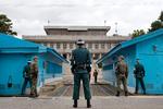 Sydkoreanske soldater ser på, mens soldater fra Nordkorea nærmer sig fra den anden side af grænsen.  