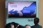 Sydkoreanere ser tv om den nordkoreanske affyring på Seouls hovedbanegård. 