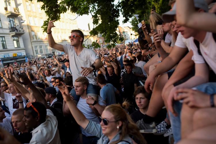En Vesterbro-borger glæder sig ikke til året Distortion. Han undrer sig til gengæld over, at Københavns Kommune og Royal vil være med til at sponsorere festen. Her ses publikum til Distortion Festival 2016. (arkivfoto) 