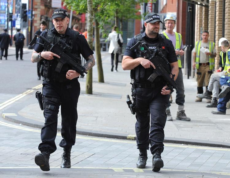 Der vil være flere bevæbnede betjente på gaderne efter terrorangrebet i Manchester. Politiet vil beskytte langt flere mål fremover. 