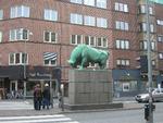 På plinten under cimbrertyrens panden burde hænge et sværd på halvanden meter. Det blev stjålet i 2001. Der er bare ingen, der har lagt mærke til det før nu. Foto: Wikimedia Commons 