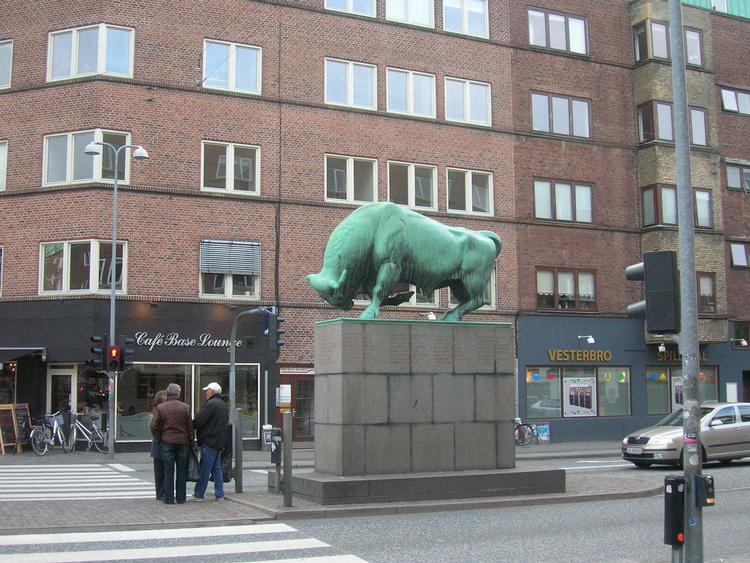 På plinten under cimbrertyrens panden burde hænge et sværd på halvanden meter. Det blev stjålet i 2001. Der er bare ingen, der har lagt mærke til det før nu. Foto: Wikimedia Commons 