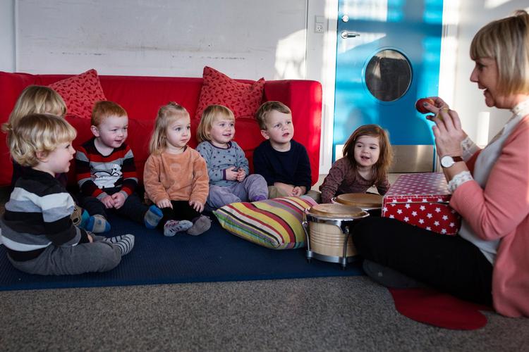 Der har længe været debat om, skattelettelser eller bedre offentlige service som for eksempel bedre bemanding i vuggestuer vil få forældre til at arbejde mere. Vismændene finder en ringe effekt af flere ansatte i vuggestuer på lysten til at arbejde mere. Arkiv Hjerrild Melissa Kühn