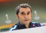 En enkelt landskamp i 1990 fik Ernesto Valverde som aktiv, hvor karrieren udspillede sig i Alaves,  Sestao, Espanyol, Barcelona, Athletic Bilbao og Mallorca.  