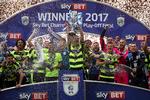 Anfører Mark Hudson med trofæet som bevis på, at Huddersfield har vundet playoffkampen om en plads i Premier League. 