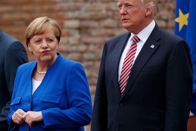 Angela Merkel og Donald Trump poserer til et fællesfoto med G7-lederne. 