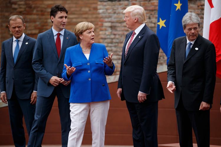 Angela Merkel og Donald Trump under det G7-møde, der har understreget kløften mellem USA og Europa. 
Ud over de to ledere ses kommissionsformand Jean-Claude Juncker (yderst t.v.), Canadas Justin Trudeau og til højre den italienske ministerpræsident Paolo Gentiloni. 