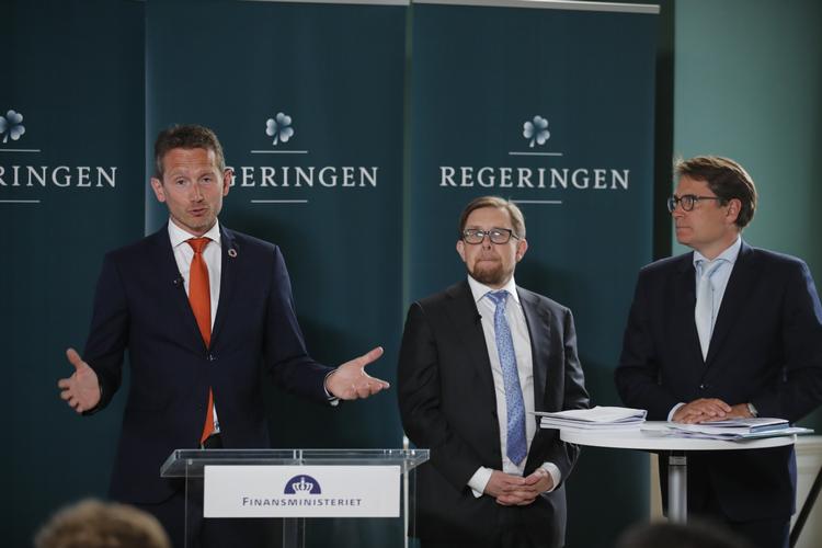 Regeringen præsenterer sit nye pensionsudspil. Fra venstres ses finansminister Kristian Jensen (V), økonomi- og indenrigsminister Simon Emil Ammitzbøll (LA) og erhvervsminister Brian Mikkelsen (K). 