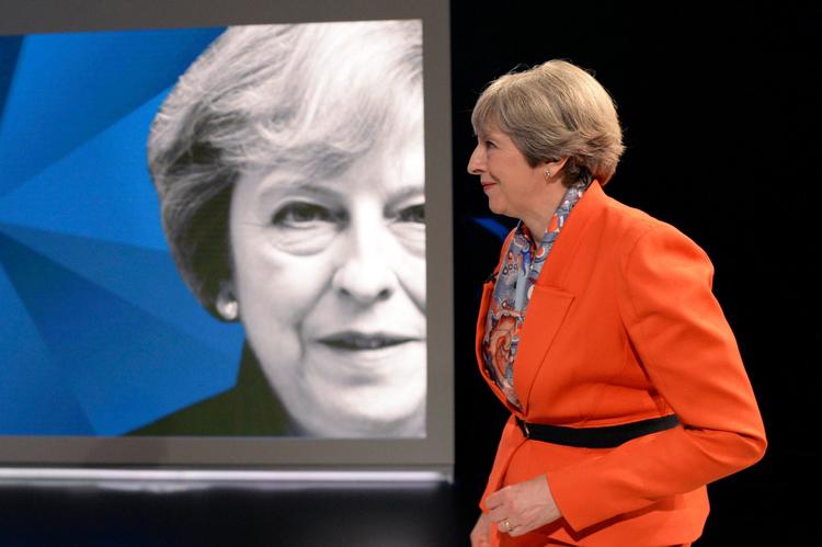 Premierminister Theresa May bliver kritiseret for at vige uden om at svare på, hvad hun mener om briternes exit fra EU, efter at hun mandag deltog i en valgaften på Sky News.
(Stefan Rousseau/ Pool Photo via AP) 