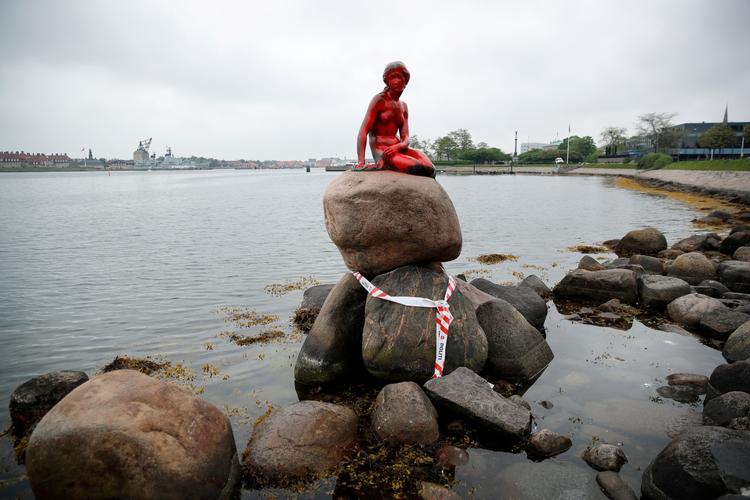 Natten til tirsdag blev Den Lille Havfrue udsat for hærværk med rød maling. 