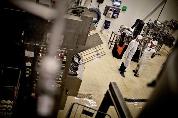 Ganske almindelige arbejdere som for eksempel mejerister har sparet lige akkurat så meget op, at de risikerer at miste offentlige ydelser, når de bliver pensionister.  