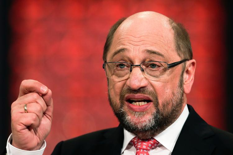 Trump 'ødelægger alle vestlige værdier', siger Schulz til journalister i Berlin. 