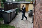 7 spande. Sådan kommer det til at se ud i flere københavnske gårde og villahaver, med kommunens fulde sorteringsudstyr. Nu kommer også bio-affald med. Det er dog inkluderet i de syv spande, som Peter Juul og hans familie allerede har.  