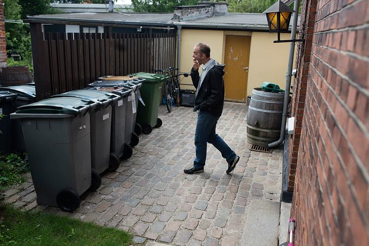 7 spande. Sådan kommer det til at se ud i flere københavnske gårde og villahaver, med kommunens fulde sorteringsudstyr. Nu kommer også bio-affald med. Det er dog inkluderet i de syv spande, som Peter Juul og hans familie allerede har.  