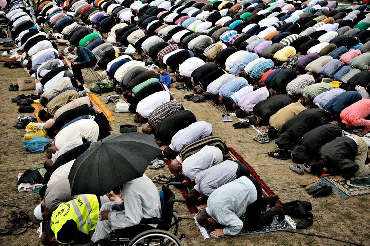 Store danske aviser giver et unuanceret billede af islam, og muslimer beskrives  som var de karikaturer. 