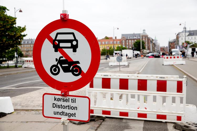 Ved vejene ind mod Nørrebro og Distortions festområde står betonblokke, der skal standse lastbilangreb. 