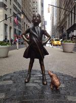 Denne lille hund, der tisser på en lille pige, der står i vejen for en stor tyr, er en del af en kunstfejde i New York. 