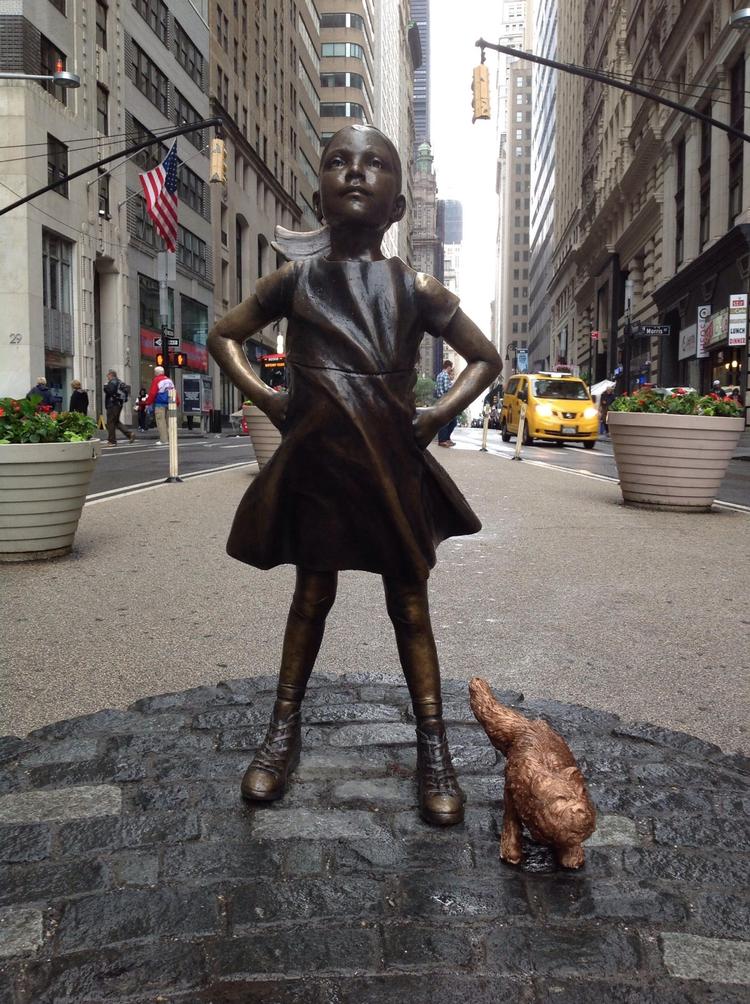 Denne lille hund, der tisser på en lille pige, der står i vejen for en stor tyr, er en del af en kunstfejde i New York. 