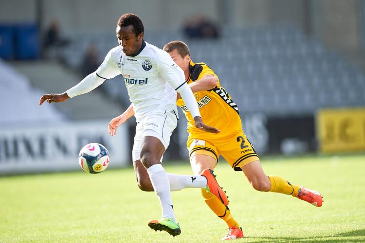 Christian Moses fra Vendsyssel (tv.) i nærkamp med Elfar Freyr Helgason fra AC Horsens. 
