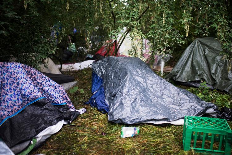 Flere steder i København dukker romalejre op. - gemt væk i byens parker bag buskadset er de ikke nemme at få øje på, men de er der.  